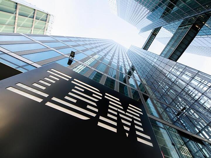 Das Logo von IBM am Eingang eines Geschäftsgebäudes.