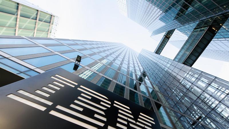 Das Logo von IBM am Eingang eines Geschäftsgebäudes.