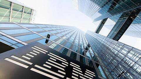 Das Logo von IBM am Eingang eines Geschäftsgebäudes.