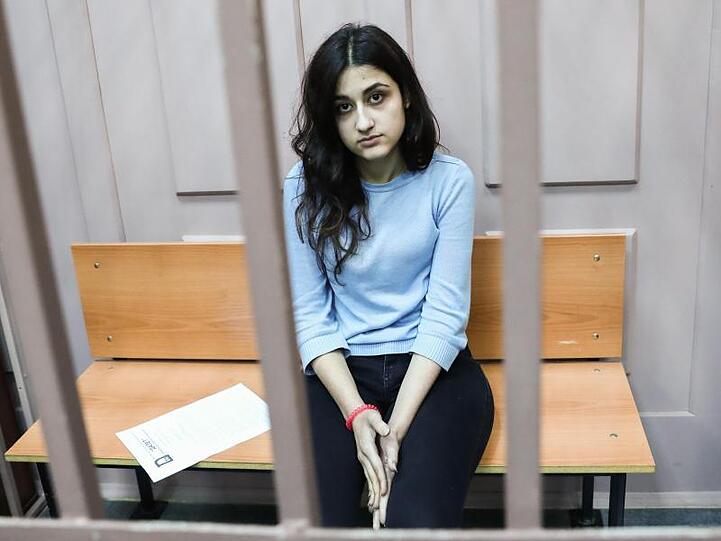 Kristina, eine der drei wegen des Mordes an ihrem Vater angeklagten Geschwister, sitzt im Bezirksgericht Basmanny.