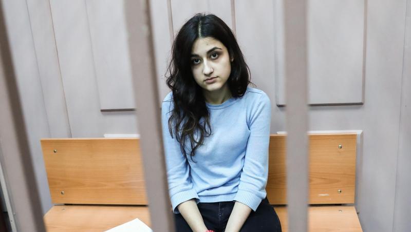 Kristina, eine der drei wegen des Mordes an ihrem Vater angeklagten Geschwister, sitzt im Bezirksgericht Basmanny. Kristina, eine der drei wegen des Mordes an ihrem Vater angeklagten Geschwister, sitzt im Bezirksgericht Basmanny.