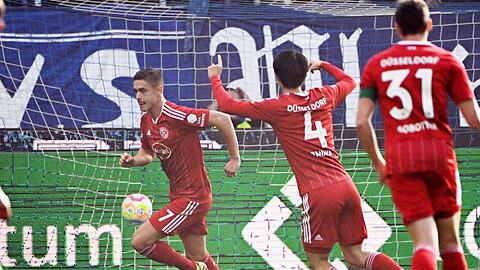 Kristoffer Peterson (l) brachte Fortuna Düsseldorf beim Sieg in Karlsruhe in Führung.