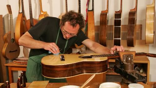 Neu auf der Messe: die „lebenden Werkstätten“ mit Meistern des Musikinstrumentalbaus Neu auf der Messe: die „lebenden Werkstätten“ mit Meistern des Musikinstrumentalbaus