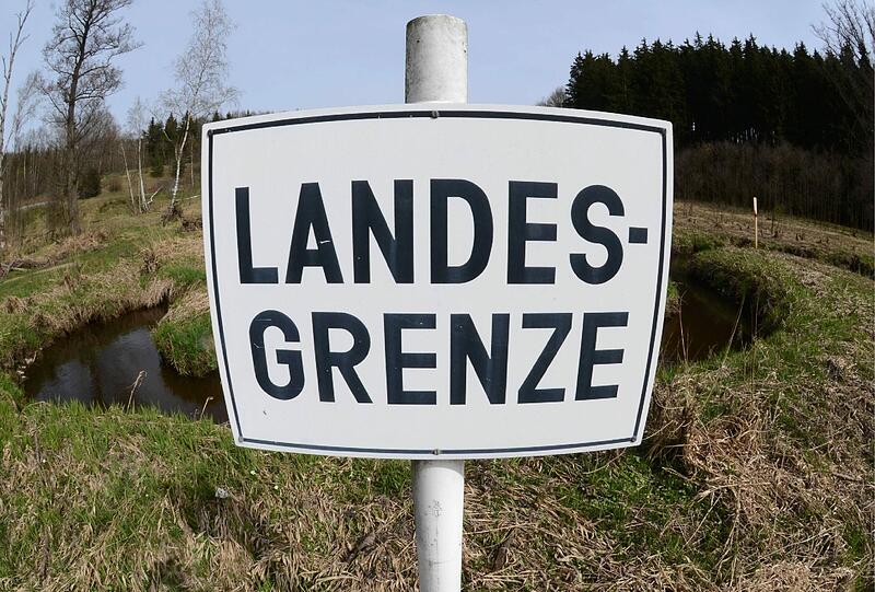 Go West: Ein Schild mit der Aufschrift "Landesgrenze" steht in Waidhaus (Oberpfalz) an der Grenze zu Tschechien