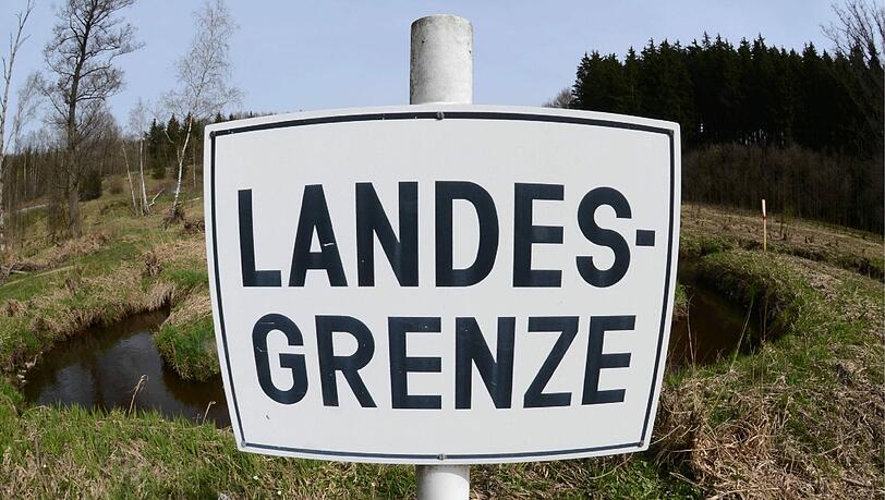 Go West: Ein Schild mit der Aufschrift "Landesgrenze" steht in Waidhaus (Oberpfalz) an der Grenze zu Tschechien Go West: Ein Schild mit der Aufschrift "Landesgrenze" steht in Waidhaus (Oberpfalz) an der Grenze zu Tschechien