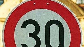 Tempo 30 in der ganzen Stadt: Wird es erst einmal nicht geben. Tempo 30 in der ganzen Stadt: Wird es erst einmal nicht geben.