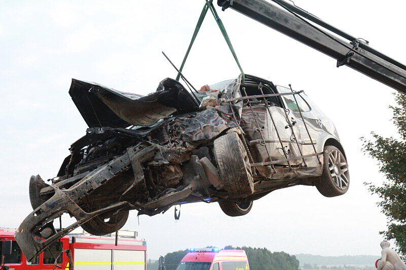 Ende einer Suff-Fahrt: Ein junger GTI-Fahrer hat die Kontrolle über sein Auto verlorenen und landete in der Hausmauer eines Swinger-Clubs. Die Bilder