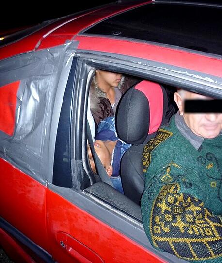 Schlaflos durch Europa: Seit Tagen liegt der Bub auf den Knien der vier Insassen
auf der Rückbank, es ist fraglich, ob
er so überhaupt schlafen konnte. Die Qual ist eh vergebens: Am 24. November 2010 wird das Auto bei Oberaudorf gestoppt.