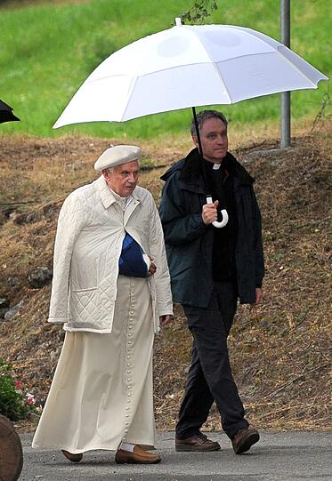 Eher schlicht mag es der Papst privat - die französische Baskenmütze hält er Ton in Ton zur Barbour-Jacke - einzig die Tod's-Schuhe werden mit der Farbauswahl "camel" dezent betont.