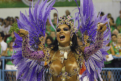Auch diese Stadt wird jedes Jahr zu einer einzigen ausgelassenen Party - Wenn der Karneval in Rio rockt. Blanke Brüste, Federn, wunderschöne Frauen: Die Tanzschulen am Zuckerhut kämpfen stets um die besten Bewertungen. Die heißen Bilder der schönsten Hüftschwünge aus Rio...