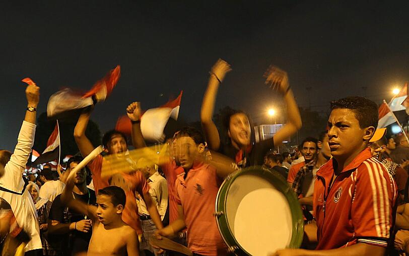Ausnahmezustand am auf dem Tahrir-Platz in Kairo. Millionen Menschen feiern die Absetzung von Mohammed Mursi durch das ägyptische Militär.