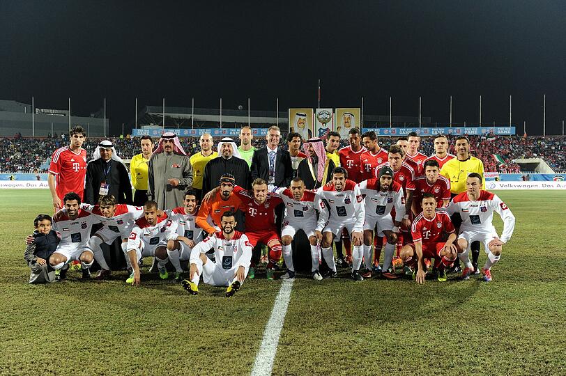 Ein Gruppenfoto vor dem Spiel. Die Impressionen vom Testspiel der Bayern gegen Kuwait SC in der Bilderstrecke zum Durchklicken.