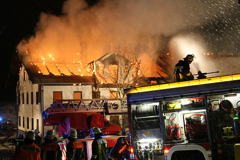 Die Bilder vom Feuerwehreinsatz in Schedenberg - war es Brandstiftung?