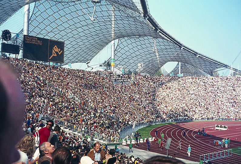 Was für ein Stadion, was für ein Wetter: Zu den Leichtathletik-Wettkämpfen bei den Olympischen Spielen im Sommer 1972 ist das Olympiastadion gesteckt voll.