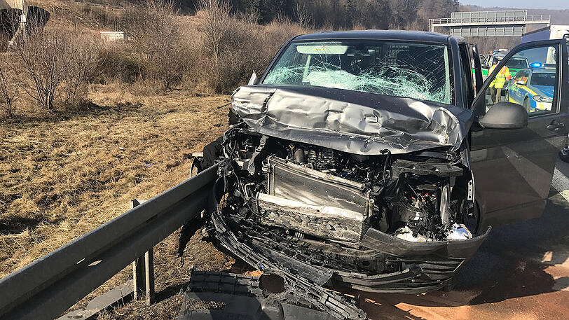 Der Gefangenentransporter kollidierte mit einem Lkw, alle acht Insassen werden teils schwer verletzt.