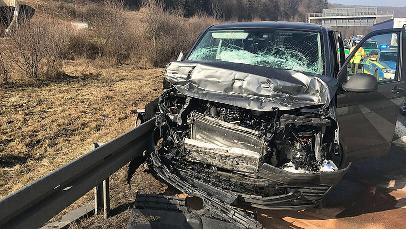Der Gefangenentransporter kollidierte mit einem Lkw, alle acht Insassen werden teils schwer verletzt. Der Gefangenentransporter kollidierte mit einem Lkw, alle acht Insassen werden teils schwer verletzt.