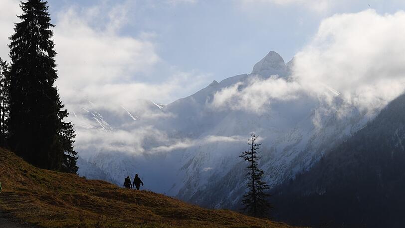 Beim Wandern in den Allgäuer Alpen ist ein Mann 80 Meter in die Tiefe gestürzt und gestorben. (Symbolbild)