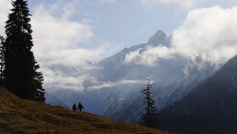 Beim Wandern in den Allgäuer Alpen ist ein Mann 80 Meter in die Tiefe gestürzt und gestorben. (Symbolbild) Beim Wandern in den Allgäuer Alpen ist ein Mann 80 Meter in die Tiefe gestürzt und gestorben. (Symbolbild)