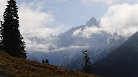 Beim Wandern in den Allgäuer Alpen ist ein Mann 80 Meter in die Tiefe gestürzt und gestorben. (Symbolbild)