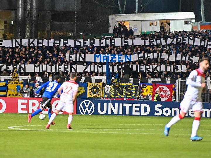 Proteste und Beleidigungen gegen den DFB blieben aber auch in Gelsenkirchen nicht aus.