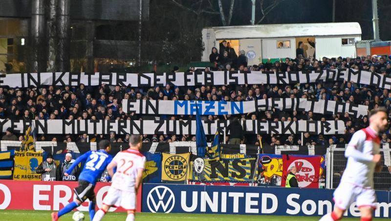 Proteste und Beleidigungen gegen den DFB blieben aber auch in Gelsenkirchen nicht aus. Proteste und Beleidigungen gegen den DFB blieben aber auch in Gelsenkirchen nicht aus.