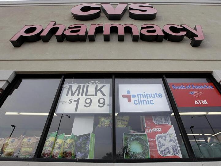 Die Drogerieketten CVS und Walgreens sowie die Lebensmittelkette Wegmans Food Market haben sich den Einzelhändlern angeschlossen, die keine offen getragenen Schusswaffen mehr zulassen wollen.