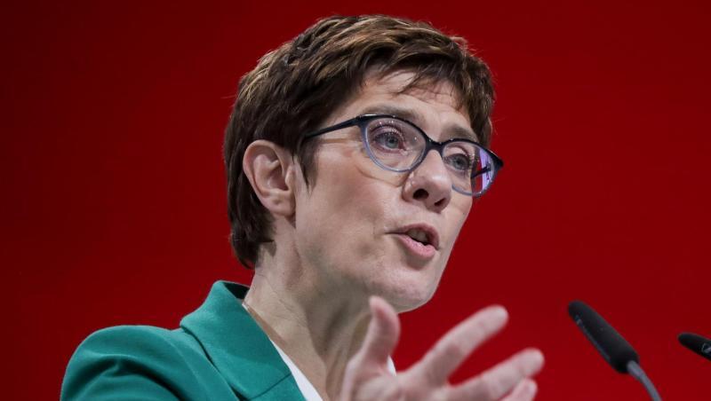 Annegret Kramp-Karrenbauer wurde zur neuen CDU-Vorsitzenden gewählt. Die Sondersendung über die neue Parteichefin erreichte 3,59 Millionen Zuschauer. Annegret Kramp-Karrenbauer wurde zur neuen CDU-Vorsitzenden gewählt. Die Sondersendung über die neue Parteichefin erreichte 3,59 Millionen Zuschauer.