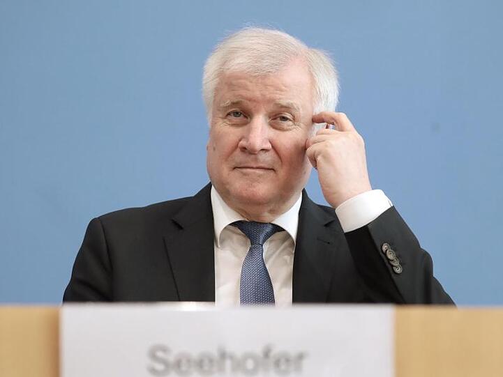 Innenminister Horst Seehofer spricht Mitte Oktober in der Bundespressekonferenz zu Journalisten.