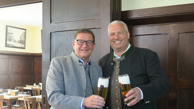 Prost aufs frisch sanierte Wirtshaus (v.l.): Löwenbräu-Vorstand Bernhard Klier und Wirt Manfred Rott. Prost aufs frisch sanierte Wirtshaus (v.l.): Löwenbräu-Vorstand Bernhard Klier und Wirt Manfred Rott.