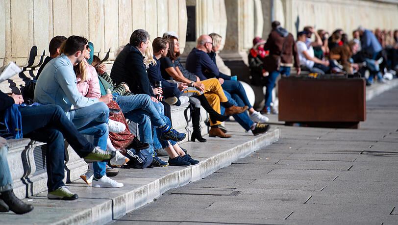 Am Max-Joseph-Platz gibt es Sonne satt! Am Max-Joseph-Platz gibt es Sonne satt!