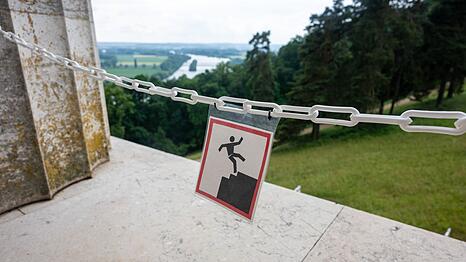 Eine provisorische Kunststoffkette ist an der Walhalla angebracht worden, um f&uuml;r die Absturzgefahr zu sensibilisieren.