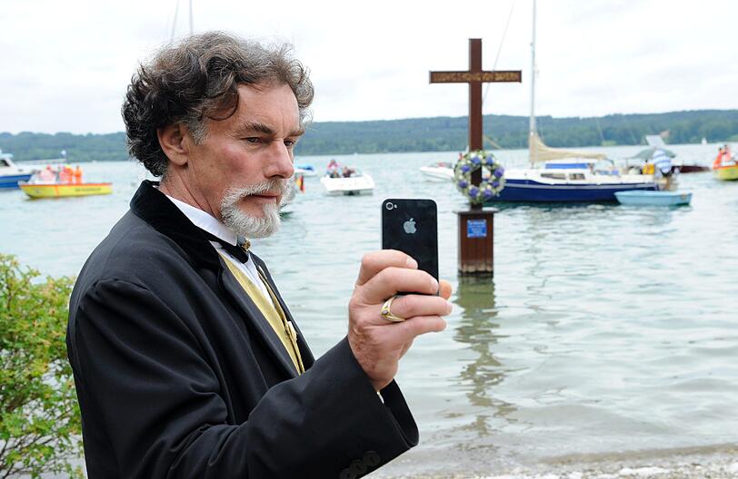 Monarchie-Fans würdigen 125. Todestag von Ludwig II. &ndash; Gedenkmesse am Starnberger See &ndash; Satirisches Contra: Mit Badeente und Taucherbrille zum Gedenkkreuz. Die Eindrücke aus Berg