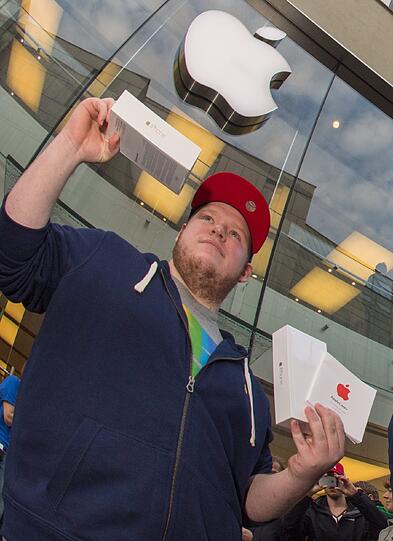 Der Apple-Hype hat am Freitagmorgen München erreicht: Zum Verkaufsstart des iPhone 6 kamen hunderte Menschen zum Appel-Store in der Fußgängerzone. Die Bilder.