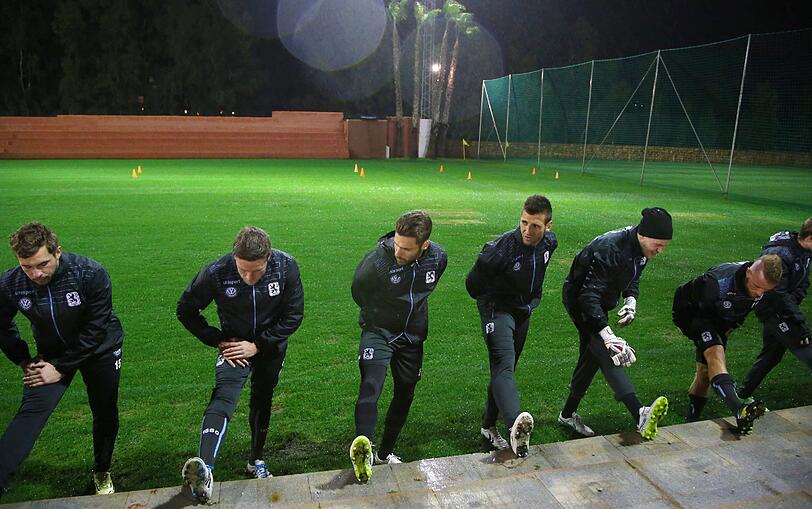 Laufen und kicken an der Sonnenküste in Marbella: Die erste Trainingseinheit der Löwen in Spanien.