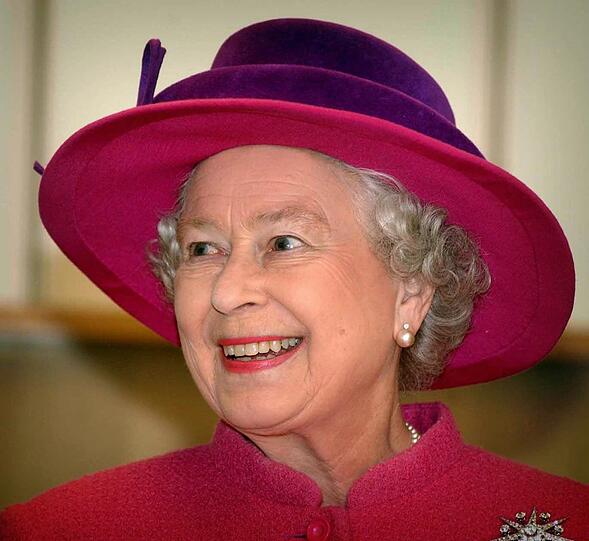 Ist die Queen knickert?