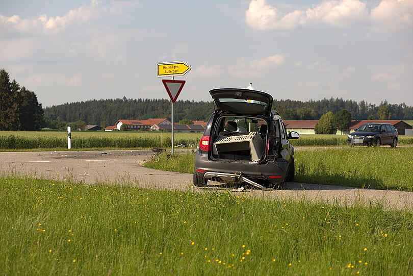 Ein Skoda prallte auf ein entgegenkommendes Motorrad. Der Motorradfahrer überlebte den Zusammenstoß nicht.