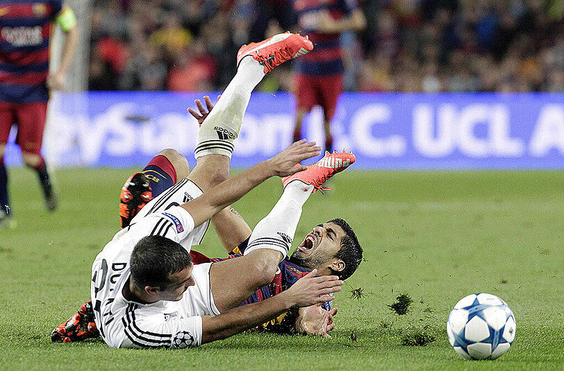 Barcelonas Angreifer Luis Suarez (rechts) im Duell mit Leverkusens Verteidiger Giulio Donati.
