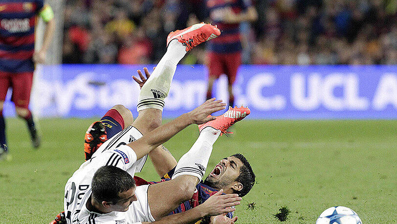 Barcelonas Angreifer Luis Suarez (rechts) im Duell mit Leverkusens Verteidiger Giulio Donati. Barcelonas Angreifer Luis Suarez (rechts) im Duell mit Leverkusens Verteidiger Giulio Donati.
