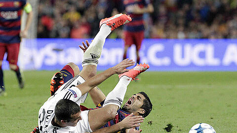 Barcelonas Angreifer Luis Suarez (rechts) im Duell mit Leverkusens Verteidiger Giulio Donati.
