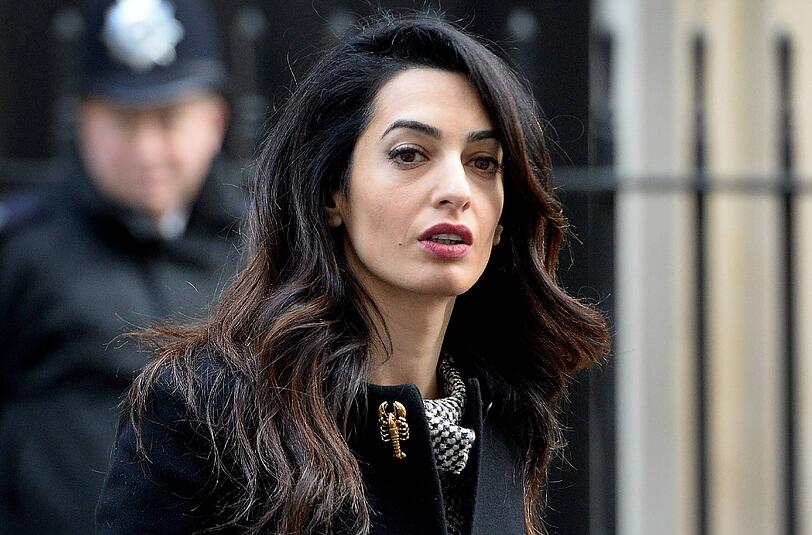 Amal Clooney beim Verlassen von Downing Street 10.