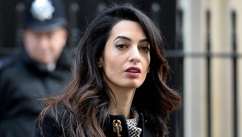 Amal Clooney beim Verlassen von Downing Street 10. Amal Clooney beim Verlassen von Downing Street 10.