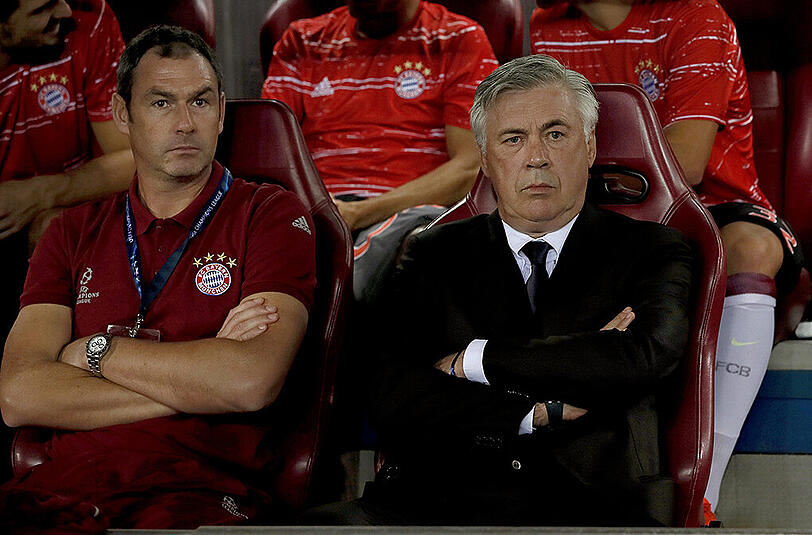 Angefressen sitzt Bayern-Trainer Carlo Ancelotti auf der Trainerbank im Vicente Calderón. Am Ende hieß es 1:0 für Madrid.