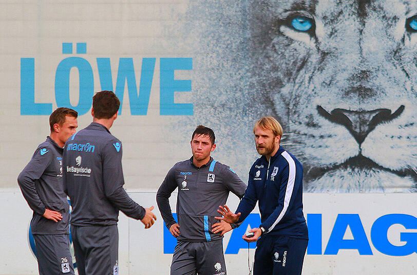 Daniel Bierofka leitete schon am Dienstagvormittag das Training der Profis.