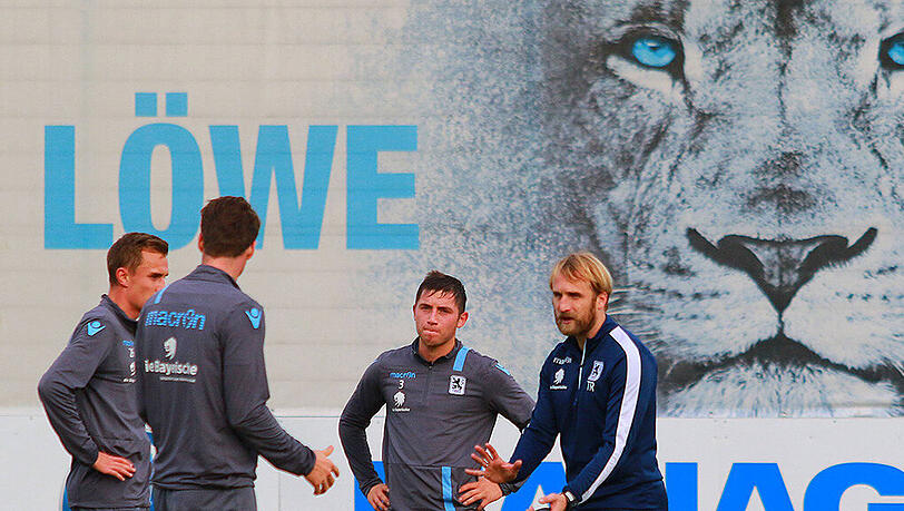 Daniel Bierofka leitete schon am Dienstagvormittag das Training der Profis. Daniel Bierofka leitete schon am Dienstagvormittag das Training der Profis.