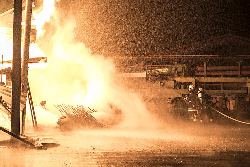 Bilder vom großen Feuerwehreinsatz in Fridolfing am Dienstagabend. Der Sachschaden ist nach dem Brand eines Sägewerks immens.