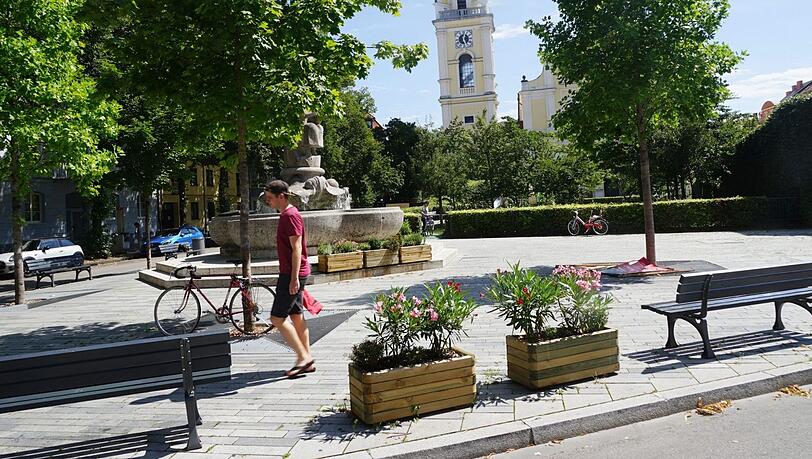 Blumen gegen die wilden jungen Leute: am Josephsplatz. Blumen gegen die wilden jungen Leute: am Josephsplatz.