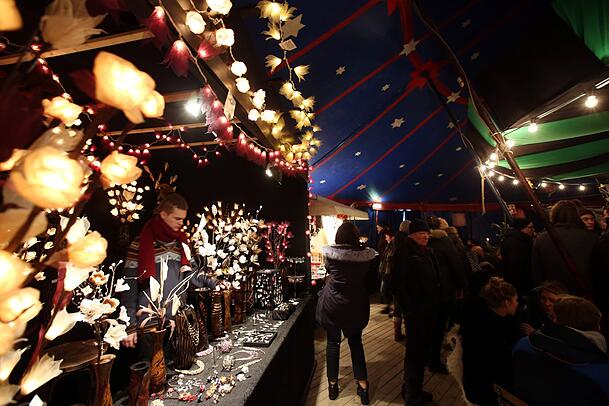 Der Märchenbazar findet dieses Jahr zum zweiten Mal im Olympiapark auf dem Sommer-Tollwood-Gelände statt. Der Märchenbazar findet dieses Jahr zum zweiten Mal im Olympiapark auf dem Sommer-Tollwood-Gelände statt.
