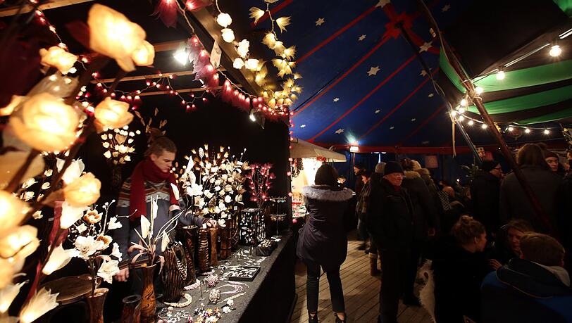 Der Märchenbazar findet dieses Jahr zum zweiten Mal im Olympiapark auf dem Sommer-Tollwood-Gelände statt. Der Märchenbazar findet dieses Jahr zum zweiten Mal im Olympiapark auf dem Sommer-Tollwood-Gelände statt.