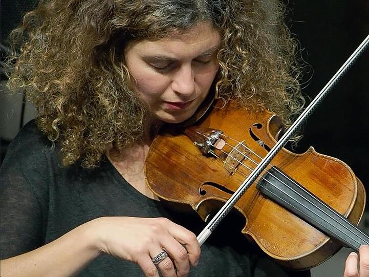 Biliana Voutchkova spielt Geige.