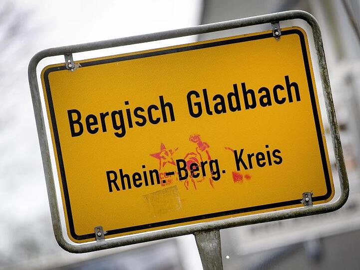 Im Zusammenhang mit einem Fall von Kindesmissbrauch in Bergisch Gladbach sind inzwischen vier Personen verhaftet worden.